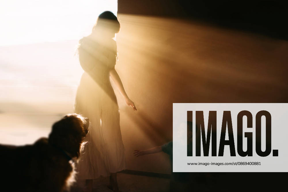 Young boy reaching for his mother in golden sunlight Tulsa, Oklahoma, United States CR_KRRY261013-2130217-01 ,model released, Symbolfoto ,property released
