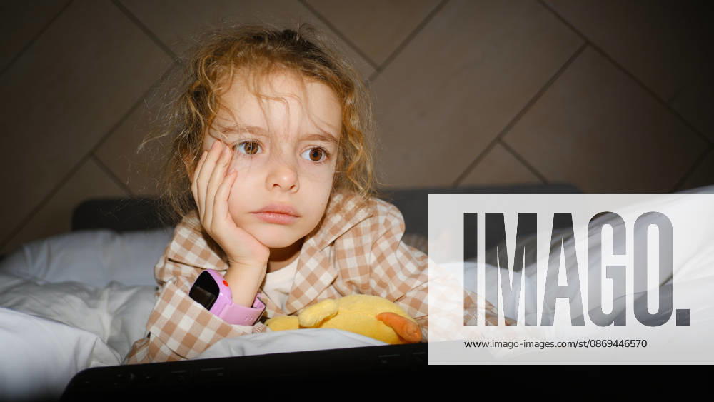 Little girl in pajamas watching a screen in bed at night Yoshkar-Ola, Mari El Republic, Russia R_OLSA261012-2142431-01 ,model released, Symbolfoto ,property released