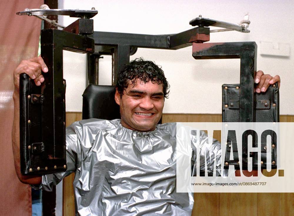 Jorge Locomotora Castro Dies ARCHIVE LA NACION BOXING JORGE LOCOMOTORA CASTRO LIFTING WEIGHTS AT THE GYM IN PREPARATION FOR HIS FIGHT AGAINST PIEDRA DURAN