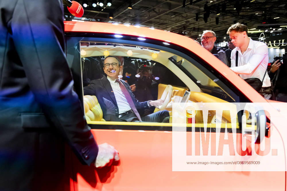 Paris, France October 15, 2026 - Paris Motor Show - Bruno Retailleau POLITIQUE, RETAILLEAU, LR, LES REPUBLICAINS, CAMPAGNE ELECTORALE, SALON DE L AUTOMOBILE, VOITURE, ECONOMIE, 2CV, CITROEN
