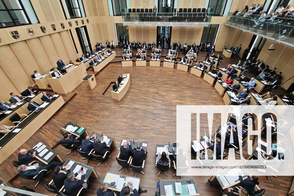 Bundesrat 1069th Session of the Bundesrat Andreas Bovenschulte, SPD, mayor of Bremen and outgoing President of the Bundesrat, stands at the lectern