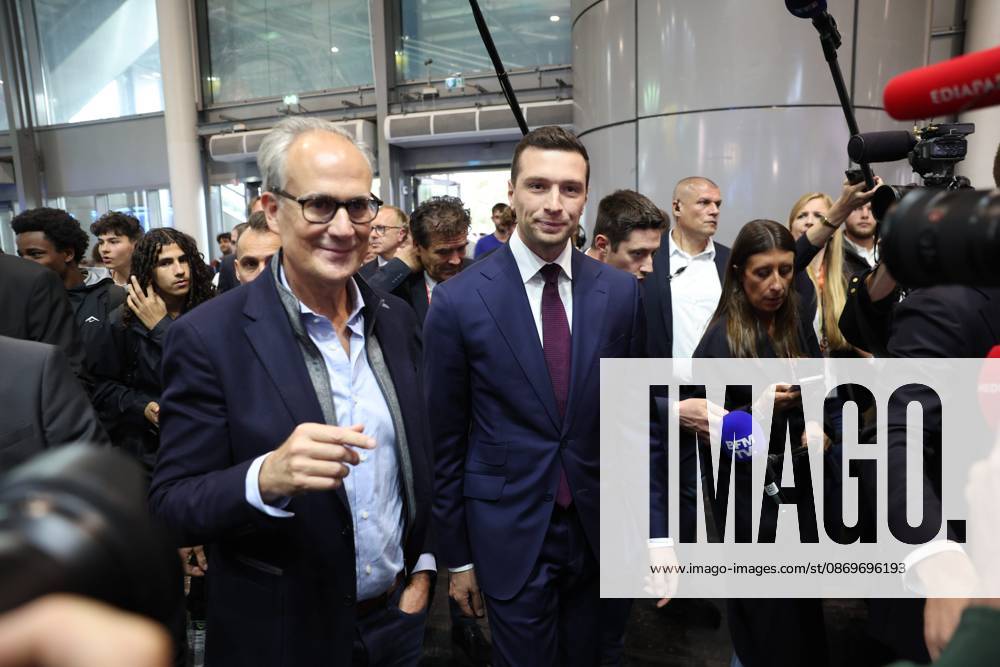 BARDELLA MONDIAL AUTO PHOTOPQR LE PARISIEN Le Parisien Arnaud Journois PARIS 10 16 2026 Paris, October 16, 2026 2026 Paris Motor Show National Rally president Jordan Bardella visits the auto showPhoto: Le Parisien, Arnaud Journois Paris, October 16, 2026 The 2026 Paris Motor Show Rassemblement National president Jordan Bardella visits the motor show PARIS, France