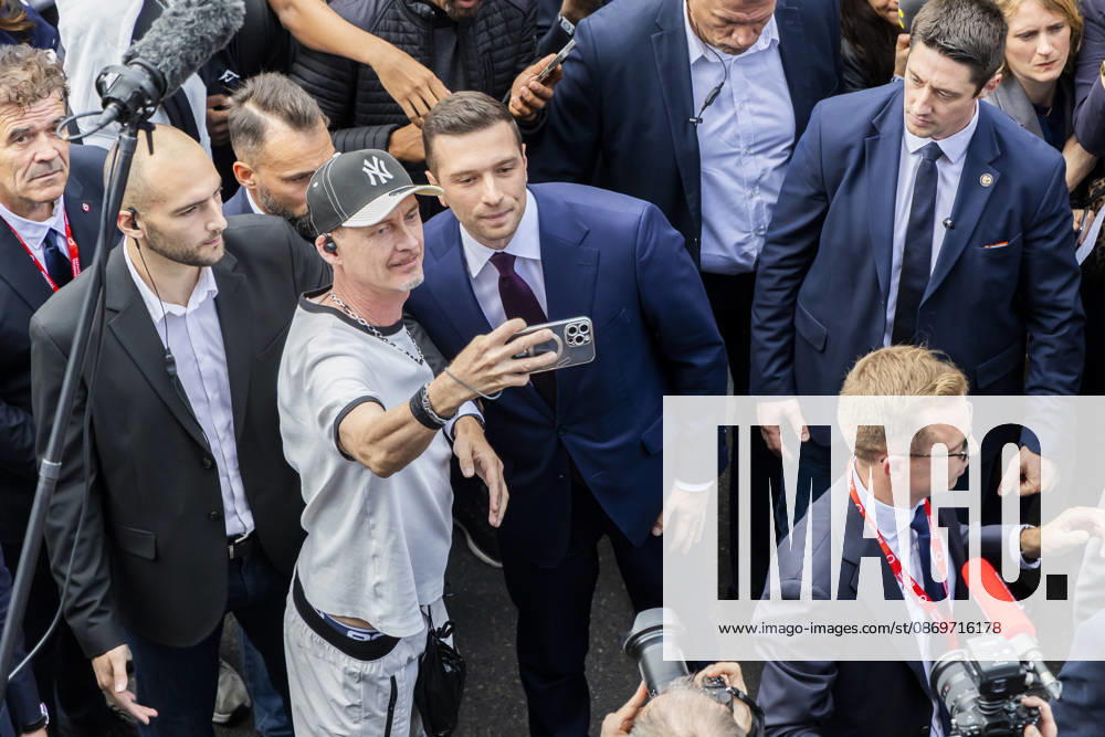 Paris, France October 16, 2026 - Paris Motor Show - Jordan Bardella RN, RASSEMBLEMENT NATIONAL, BARDELLA, SALON DE L AUTO, INDUSTRIE AUTOMOBILE, ECONOMIE, VOITURES, SELFIE, COTE DE POPULARITE