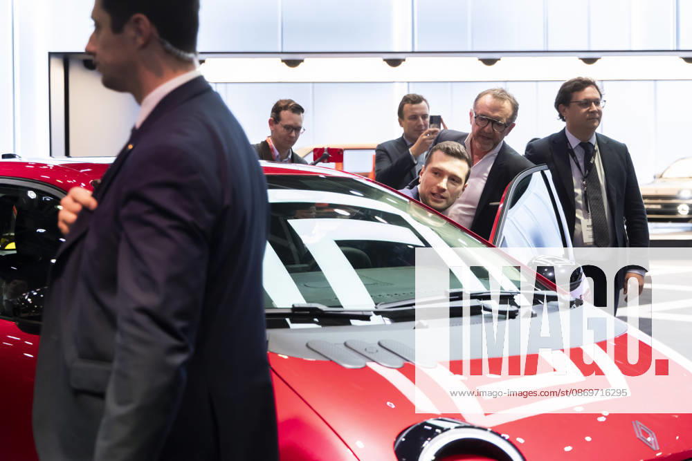 Paris, France October 16, 2026 - Paris Motor Show - Jordan Bardella RN, RASSEMBLEMENT NATIONAL, BARDELLA, SALON DE L AUTO, INDUSTRIE AUTOMOBILE, ECONOMIE, VOITURES, RENAULT