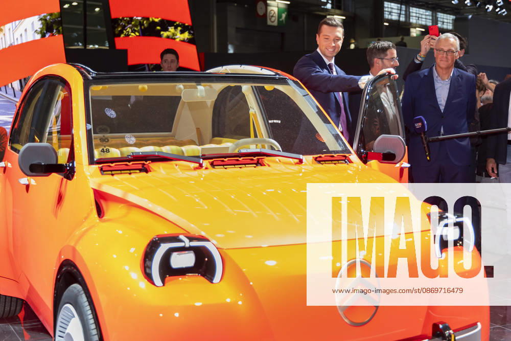 Paris, France October 16, 2026 - Paris Motor Show - Jordan Bardella RN, RASSEMBLEMENT NATIONAL, BARDELLA, SALON DE L AUTO, INDUSTRIE AUTOMOBILE, ECONOMIE, VOITURES, CITROEN 2CV