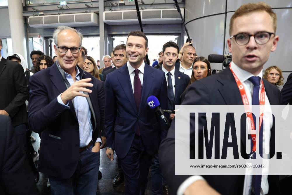 BARDELLA MONDIAL AUTO PHOTOPQR LE PARISIEN Le Parisien Arnaud Journois October 16, 2026 Paris, October 16, 2026 2026 Paris Motor Show National Rally (RN) President Jordan Bardella visits thePhoto: Le Parisien, Arnaud Journois Jordan Bardella, president of the French far-right party Rassemblement National (RN), during a visit to the 91st edition of the Paris International Auto Show at the Porte de Versailles in Paris on October 16, 2026, France