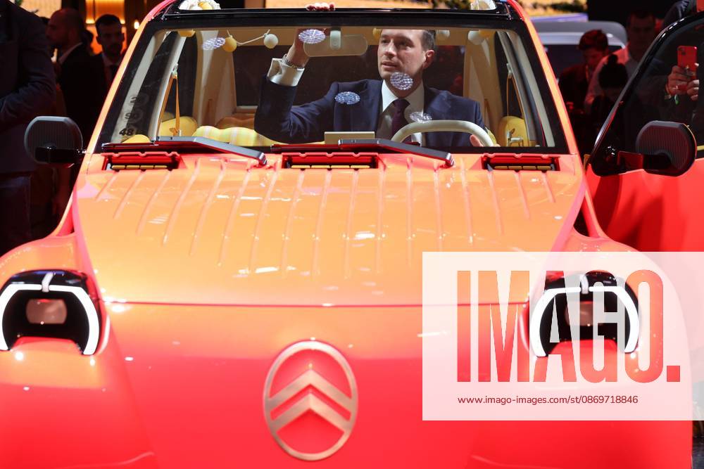 BARDELLA MONDIAL AUTO PHOTOPQR LE PARISIEN Le Parisien Arnaud Journois October 16, 2026 Paris, October 16, 2026 2026 Paris Motor Show National Rally (RN) President Jordan Bardella visits thePhoto: Le Parisien, Arnaud Journois Jordan Bardella, president of the French far-right party Rassemblement National (RN), during a visit to the 91st edition of the Paris International Auto Show at the Porte de Versailles in Paris on October 16, 2026, France