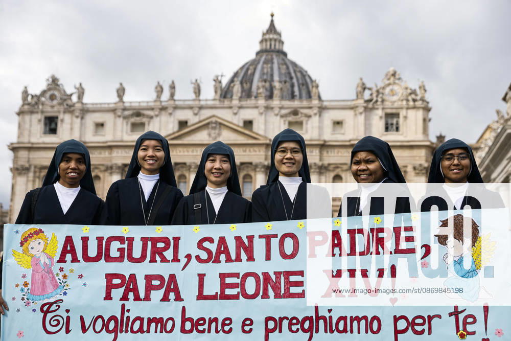 Vatican City, ITALIA ROMA: Faithful attend the Angelus prayer led by Pope Leo XIV from the window of his office overlooking Saint Peter s Square, the day after his discharge from the Agostino Gemelli University Hospital, where he had been admitted for surgery, Vatican City, 18 October 2026. ANSA ANGELO CARCONI. Vatican City ITALIA ROMA - ZUMAa110 20261018_zaf_a110_001