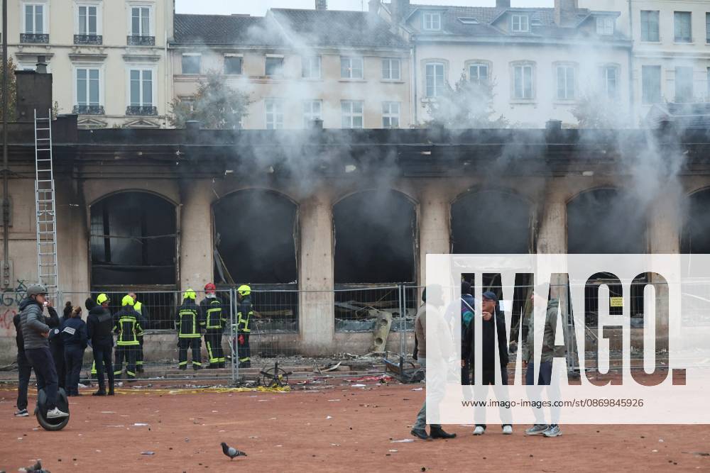 Riots and Looting: The Day After the Protest PHOTOPQR LE PROGRES Richard MOUILLAUD Lyon, October 18, 2026 Riots and Looting: The Day After the Protest Riots and Looting: The Day After the Protest Extensive damage, broken bicycles, set-on-fire trash cans. Lyon, October 18, 2026: 20,000 people demonstrated in the streets of Lyon. Violence overshadowed the protesters’ demands, resulting in a level of chaos rarely seen in the city. The tourist office was set on fire, and numerous stores were looted. Lyon, October 18, 2026: 20,000 people demonstrated in the streets of Lyon. Violence overshadowed the protesters’ demands, resulting in a level of chaos rarely seen in the city. The tourist office was set on fire, and a great many shops were looted.