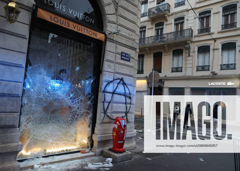 Riots and Looting: The Day After the Protest PHOTOPQR LE PROGRES Richard MOUILLAUD Lyon, October 18, 2026 Riots and Looting: The Day After the Protest Riots and Looting: The Day After the Protest Extensive damage, shattered storefronts and looted shops. Lyon, October 18, 2026: 20,000 people demonstrated in the streets of Lyon. Violence overshadowed the protesters’ demands, resulting in a level of chaos rarely seen in the city. The tourist office was set on fire, and numerous stores were looted. Lyon, October 18, 2026: 20,000 people demonstrated in the streets of Lyon. Violence overshadowed the protesters’ demands, resulting in a level of chaos rarely seen in the city. The tourist office was set on fire, and a great many shops were looted.