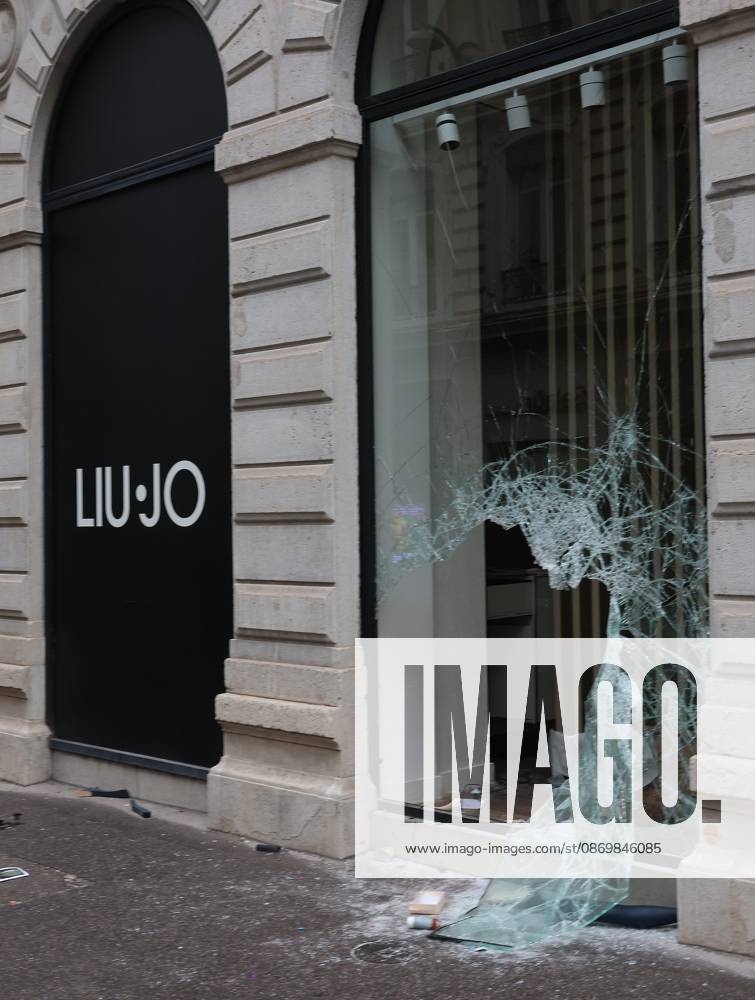 Riots and Looting: The Day After the Protest PHOTOPQR LE PROGRES Richard MOUILLAUD Lyon, October 18, 2026 Riots and Looting: The Day After the Protest Riots and Looting: The Day After the Protest Extensive damage, shattered storefronts and looted shops. Lyon, October 18, 2026: 20,000 people demonstrated in the streets of Lyon. Violence overshadowed the protesters’ demands, resulting in a level of chaos rarely seen in the city. The tourist office was set on fire, and numerous stores were looted. Lyon, October 18, 2026: 20,000 people demonstrated in the streets of Lyon. Violence overshadowed the protesters’ demands, resulting in a level of chaos rarely seen in the city. The tourist office was set on fire, and a great many shops were looted.