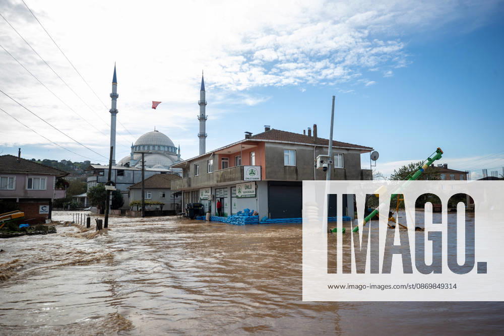 Heavy rainfall causes flooding in Sakarya, Turkiye SAKARYA, TURKIYE - OCTOBER 18: Floodwaters inundate the Daricayiri neighborhood in the Karasu district of Sakarya, northwestern Turkiye, on October 18, 2026. Heavy rainfall throughout the night causes a stream to overflow, flooding streets and residential areas Ibrahim Yozoglu Anadolu Sakarya Turkey. Editorial use only. Please get in touch for any other usage.
