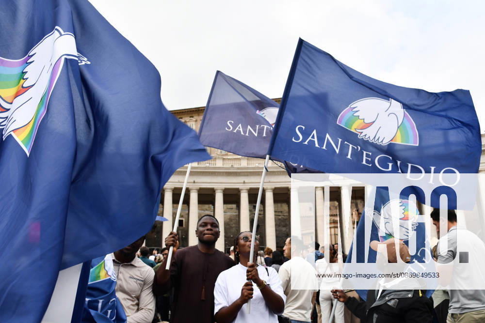 Pope Leo XIV leads Angelus prayer at Vatican VATICAN CITY, VATICAN - OCTOBER 18: Faithfuls from the Sant Egidio community attend the Angelus prayer lead by Pope Leo XIV from the window of the apostolic palace overlooking St. Peter s square at the Vatican on October 18, 2026. The Pope returned to the Vatican yesterday following lung surgery. Isabella Bonotto Anadolu Vatican City Vatican. Editorial use only. Please get in touch for any other usage.