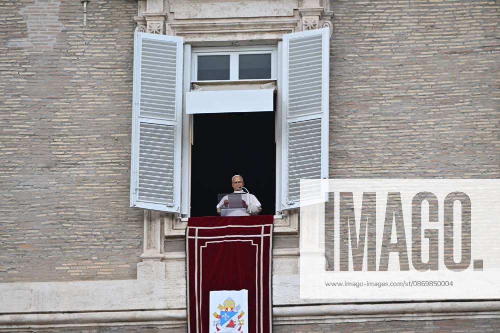 Italy, Rome,Vatican 2026-10-18 : Pope Leo XI during giÃ Italy, Rome, Vatican City, October 18, 2026: Pope Leo XIV addresses the crowd from the window of the apostolic palace overlooking St. Peter s square during the Angelus prayer, a day after his return to The Vatican following a surgery to remove a cancerous tumour in his right lung, . Photo: Copyright Alessia Giuliani CPPn4 una il - NO BOOKS