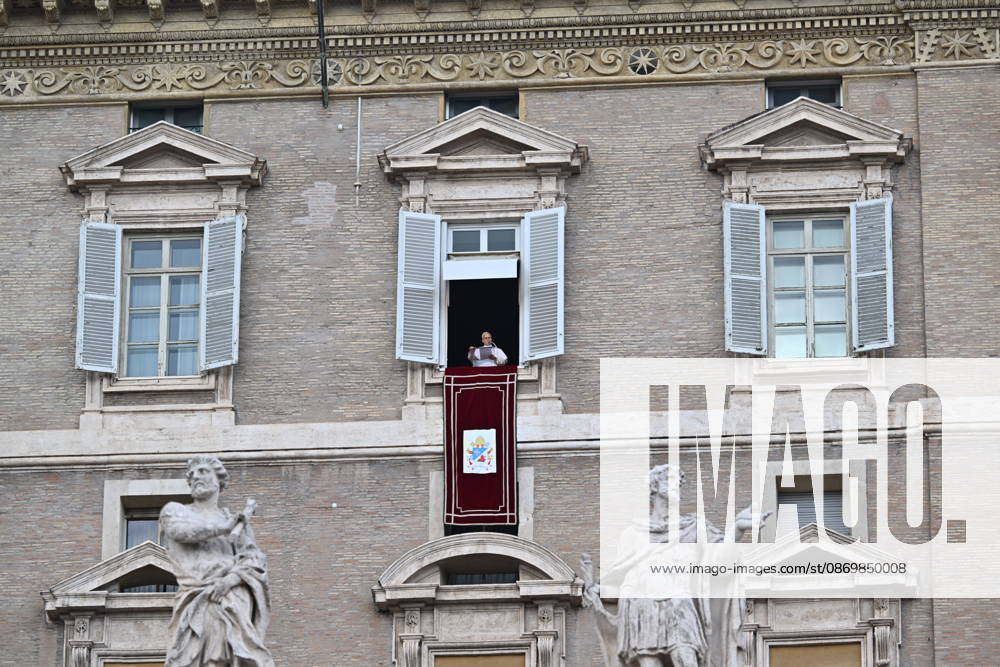 Italy, Rome,Vatican 2026-10-18 : Pope Leo XI during giÃ Italy, Rome, Vatican City, October 18, 2026: Pope Leo XIV addresses the crowd from the window of the apostolic palace overlooking St. Peter s square during the Angelus prayer, a day after his return to The Vatican following a surgery to remove a cancerous tumour in his right lung, . Photo: Copyright Alessia Giuliani CPPn4 una il - NO BOOKS