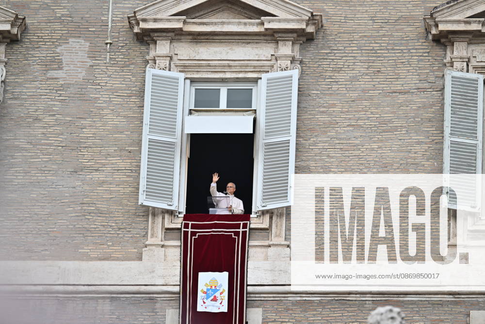 Italy, Rome,Vatican 2026-10-18 : Pope Leo XI during già Italy, Rome, Vatican City, October 18, 2026: Pope Leo XIV addresses the crowd from the window of the apostolic palace overlooking St. Peter s square during the Angelus prayer, a day after his return to The Vatican following a surgery to remove a cancerous tumour in his right lung, . Photo: Copyright Alessia Giuliani CPPn4 una il - NO BOOKS