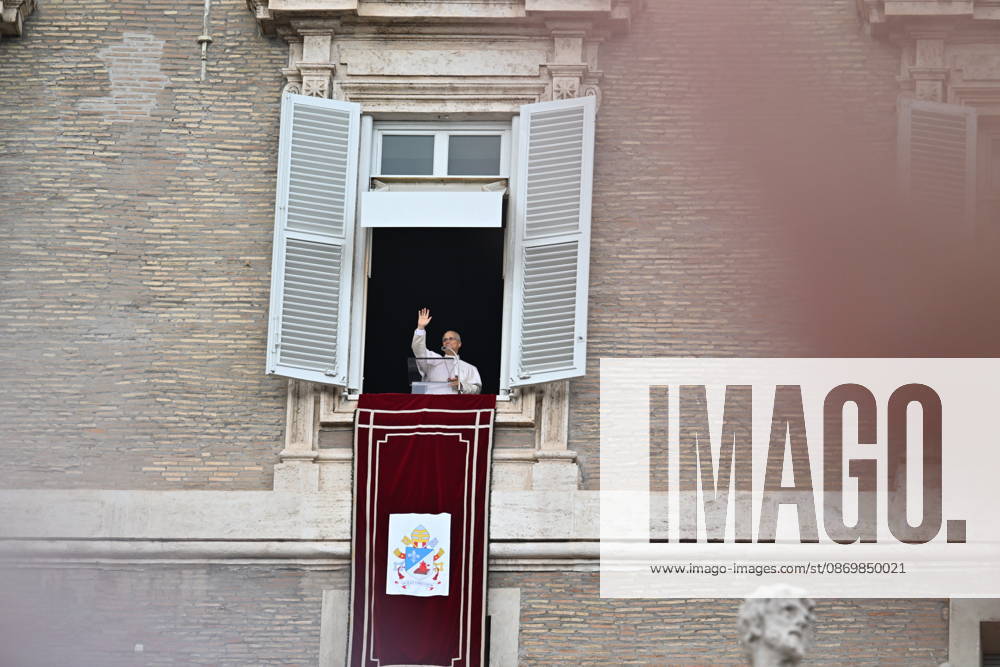 Italy, Rome,Vatican 2026-10-18 : Pope Leo XI during giÃ Italy, Rome, Vatican City, October 18, 2026: Pope Leo XIV addresses the crowd from the window of the apostolic palace overlooking St. Peter s square during the Angelus prayer, a day after his return to The Vatican following a surgery to remove a cancerous tumour in his right lung, . Photo: Copyright Alessia Giuliani CPPn4 una il - NO BOOKS