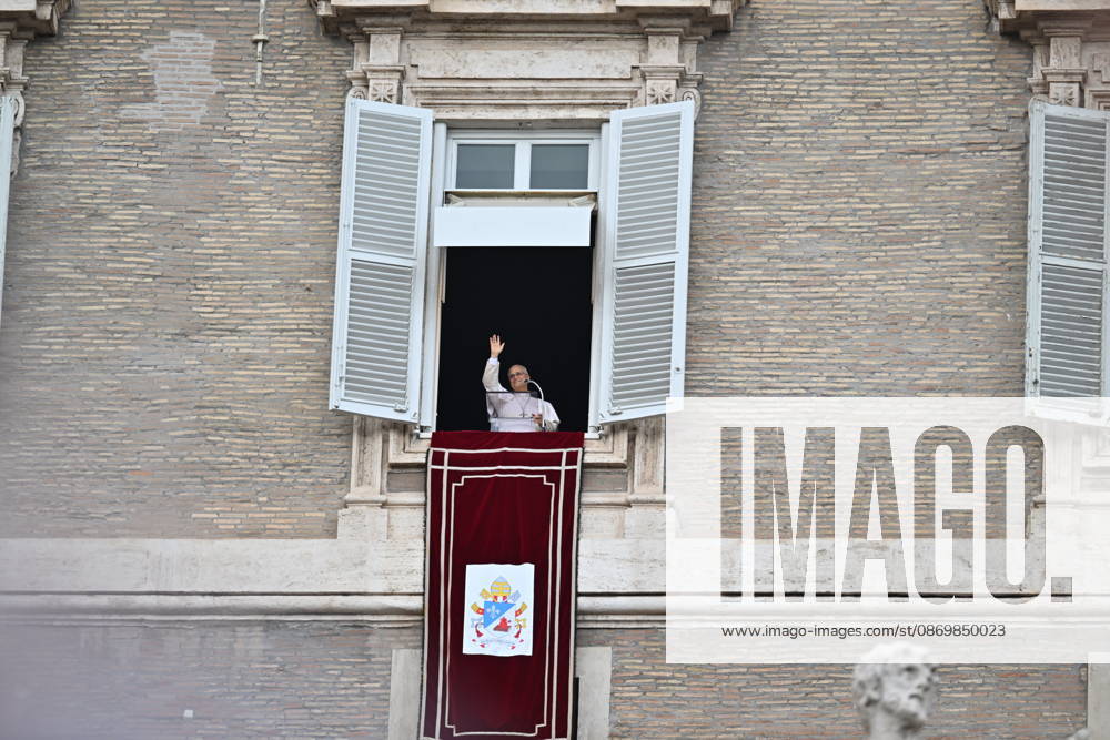 Italy, Rome,Vatican 2026-10-18 : Pope Leo XI during giÃ Italy, Rome, Vatican City, October 18, 2026: Pope Leo XIV addresses the crowd from the window of the apostolic palace overlooking St. Peter s square during the Angelus prayer, a day after his return to The Vatican following a surgery to remove a cancerous tumour in his right lung, . Photo: Copyright Alessia Giuliani CPPn4 una il - NO BOOKS
