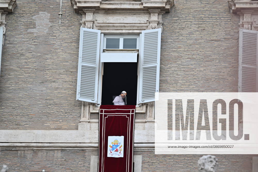 Italy, Rome,Vatican 2026-10-18 : Pope Leo XI during giÃ Italy, Rome, Vatican City, October 18, 2026: Pope Leo XIV addresses the crowd from the window of the apostolic palace overlooking St. Peter s square during the Angelus prayer, a day after his return to The Vatican following a surgery to remove a cancerous tumour in his right lung, . Photo: Copyright Alessia Giuliani CPPn4 una il - NO BOOKS