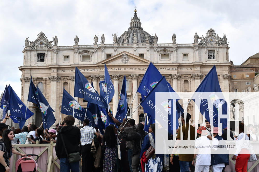 Pope Leo XIV leads Angelus prayer at Vatican VATICAN: VATICAN CITY - OCTOBER 18: People gather as Pope Leo XIV addresses the crowd from the window of the apostolic palace overlooking St.Peter s square during his Sunday Angelus prayer at the Vatican on October 18, 2026. Isabella Bonotto Anadolu Vatican City Vatican. Editorial use only. Please get in touch for any other usage.