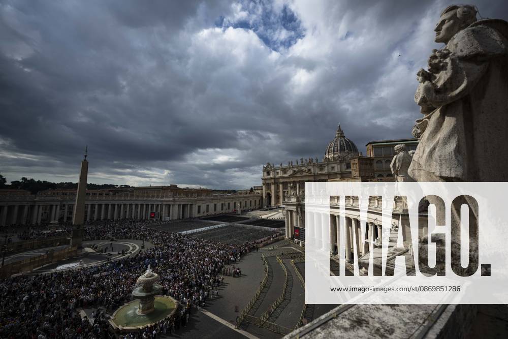 ITALY - POPE - VATICAN-2026 10 18 Italy, Rome, Vatican, October 18, 2026 Pope Leo XIV waves from the window of the apostolic palace overlooking St. Peter s square during the Angelus prayer a day after his return to The Vatican following a surgery to remove a cancerous tumour in his right lung Photo by VATICAN MEDIA Catholic Press Photo - NO BOOKS