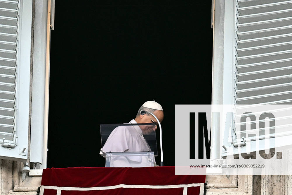 ITALY - POPE - VATICAN-2026 10 18 Italy, Rome, Vatican, October 18, 2026 Pope Leo XIV waves from the window of the apostolic palace overlooking St. Peter s square during the Angelus prayer a day after his return to The Vatican following a surgery to remove a cancerous tumour in his right lung Photo by ALESSIA GIULIANI Catholic Press Photo - NO BOOKS