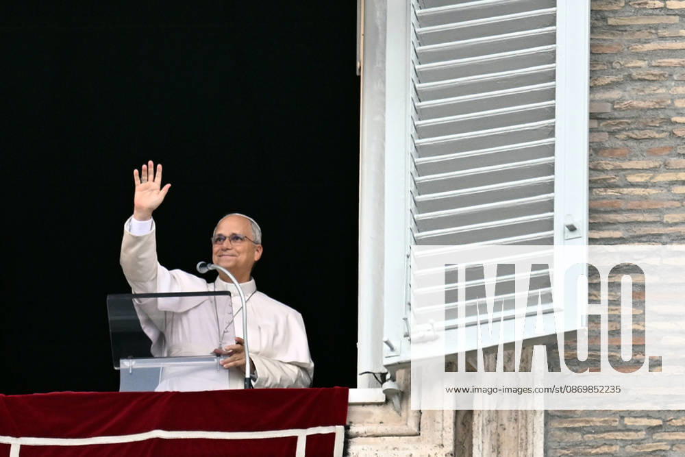 ITALY - POPE - VATICAN-2026 10 18 Italy, Rome, Vatican, October 18, 2026 Pope Leo XIV waves from the window of the apostolic palace overlooking St. Peter s square during the Angelus prayer a day after his return to The Vatican following a surgery to remove a cancerous tumour in his right lung Photo by ALESSIA GIULIANI Catholic Press Photo - NO BOOKS