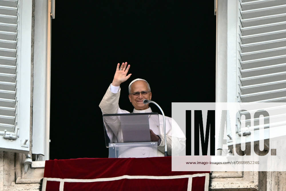 ITALY - POPE - VATICAN-2026 10 18 Italy, Rome, Vatican, October 18, 2026 Pope Leo XIV waves from the window of the apostolic palace overlooking St. Peter s square during the Angelus prayer a day after his return to The Vatican following a surgery to remove a cancerous tumour in his right lung Photo by ALESSIA GIULIANI Catholic Press Photo - NO BOOKS