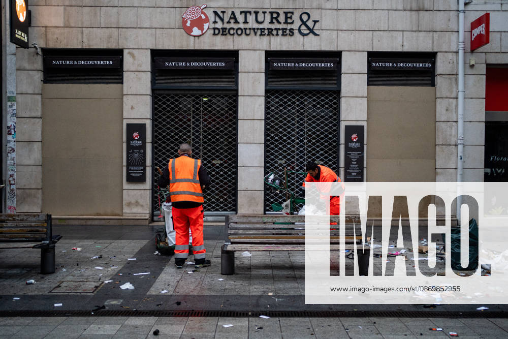 Damage following the protest against the high cost of living in Lyon on October 18, 2026 Nicolas Liponne MAXPPP Lyon 10 18 2026 Cleanup crews are cleaning the streets in the aftermath of the riots that broke out during the October 17 protest against the high cost of living in Lyon, October 18, 2026 Cleanup crews are cleaning the streets in the aftermath of the riots that broke out during the October 17 protest against the high cost of living in Lyon on October 18, 2026 Lyon Auvergne-Rhône-Alpes France