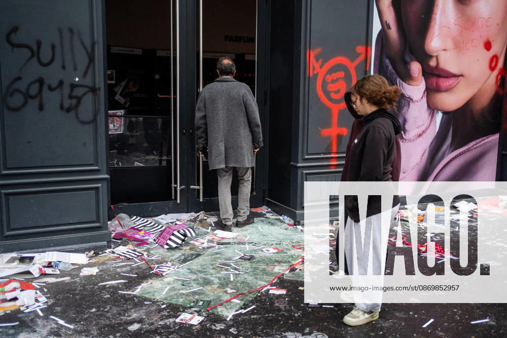 Vandalism following the protest against the high cost of living in Lyon on October 18, 2026 Nicolas Liponne MAXPPP Lyon 10 18 2026 People standing in front of the damaged Sephora store, which had been looted and vandalized, in the aftermath of the riots that broke out during the October 17 protest against the high cost of living in Lyon, October 18, 2026 People standing in front of the damaged Sephora store, which had been looted and vandalized, in the aftermath of the riots that broke out during the October 17 protest against the high cost of living in Lyon, on October 18, 2026 Lyon Auvergne-Rhône-Alpes France
