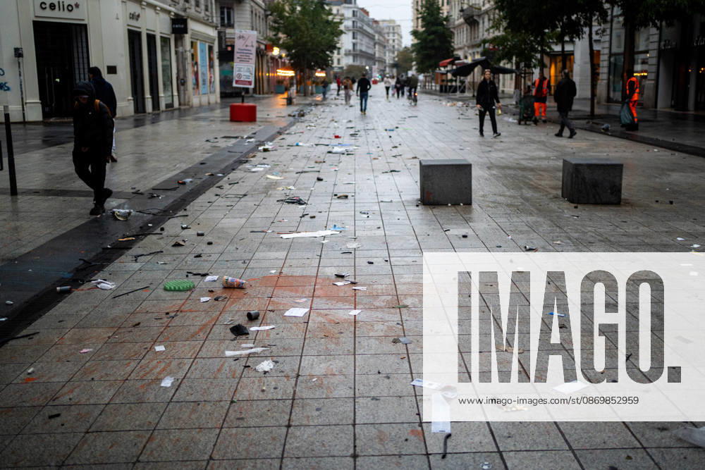 Vandalism following the protest against the high cost of living in Lyon on October 18, 2026 Nicolas Liponne MAXPPP Lyon 10 18 2026 Large amounts of trash and debris from looting littered the streets in the aftermath of the riots that broke out during the October 17 protest against the high cost of living, in Lyon on October 18, 2026. Large amounts of trash and debris from looting littered the streets in the aftermath of the riots that broke out during the October 17 protest against the high cost of living in Lyon on October 18, 2026. Lyon, Auvergne-Rhône-Alpes, France