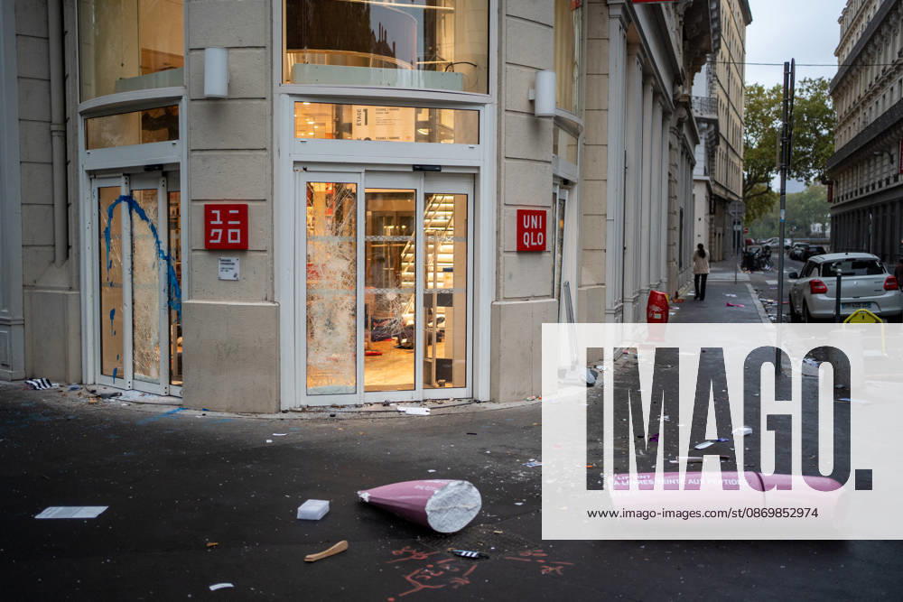 Vandalism following the protest against the high cost of living in Lyon on October 18, 2026 Nicolas Liponne MAXPPP Lyon 10 18 2026 Vandalism at the Uniqlo store, which was looted and vandalized, in the aftermath of the riots that occurred during the October 17 protest against the high cost of living in Lyon, October 18, 2026 Damage to the Uniqlo store, which was looted and vandalized, in the aftermath of the riots that broke out during the October 17 protest against the high cost of living in Lyon, on October 18, 2026 Lyon Auvergne-Rhône-Alpes France