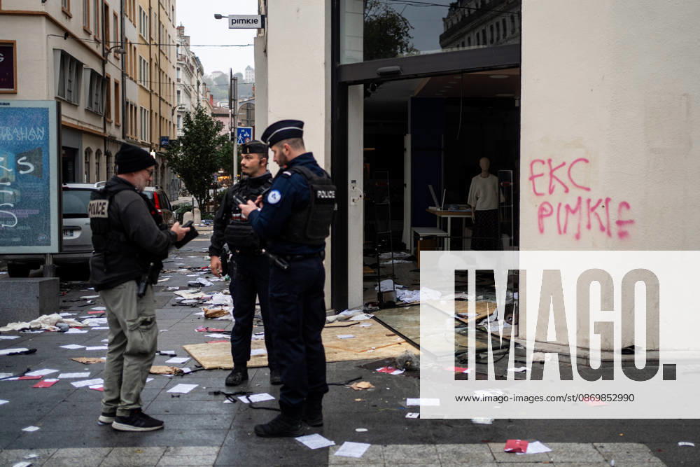 Vandalism following the protest against the high cost of living in Lyon on October 18, 2026 Nicolas Liponne MAXPPP Lyon 10 18 2026 Police officers stand in front of the damage to the Pimkie store, which was looted and vandalized, the day after the riots that broke out during the October 17 protest against the high cost of living in Lyon, October 18, 2026 Police officers stand in front of the damaged Pimkie store, which was looted and vandalized, the day after the riots that broke out during the October 17 protest against the high cost of living in Lyon, on October 18, 2026 Lyon Auvergne-Rhône-Alpes France