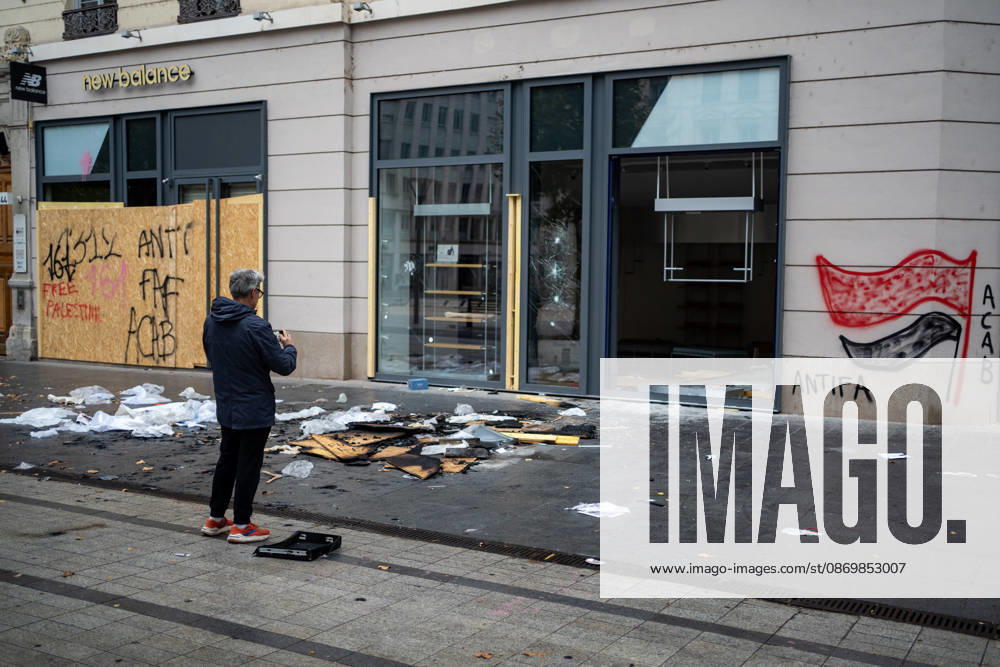 Vandalism following the protest against the high cost of living in Lyon on October 18, 2026 Nicolas Liponne MAXPPP Lyon 10 18 2026 A person takes a photo of the damage to the New Balance store, which was looted and vandalized, the day after the riots that broke out during the October 17 protest against the high cost of living in Lyon, October 18, 2026 A person takes a photo of the damage to the New Balance store, which was looted and vandalized, the day after the riots that broke out during the October 17 protest against the high cost of living in Lyon, on October 18, 2026 Lyon Auvergne-Rhône-Alpes France