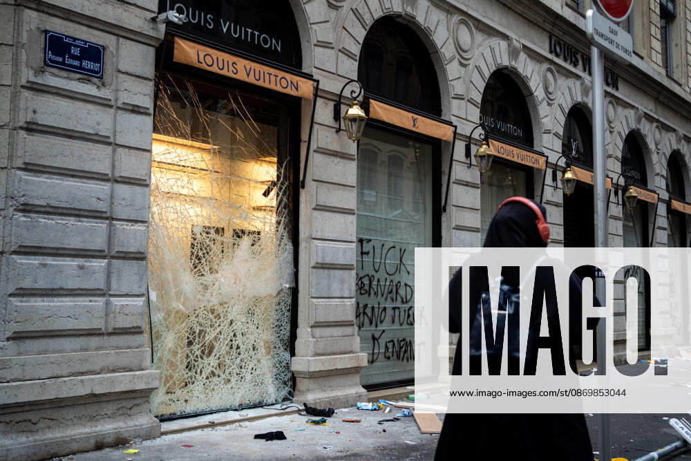 Vandalism following the protest against the high cost of living in Lyon on October 18, 2026 Nicolas Liponne MAXPPP Lyon 10 18 2026 A person takes a photo of the damage to the Louis Vuitton store, which was vandalized the day after the riots that broke out during the October 17 protest against the high cost of living in Lyon, October 18, 2026 A person takes a photo of the damage to the vandalized Louis Vuitton store the day after the riots that broke out during the October 17 protest against the high cost of living in Lyon, on October 18, 2026 Lyon Auvergne-Rhône-Alpes France