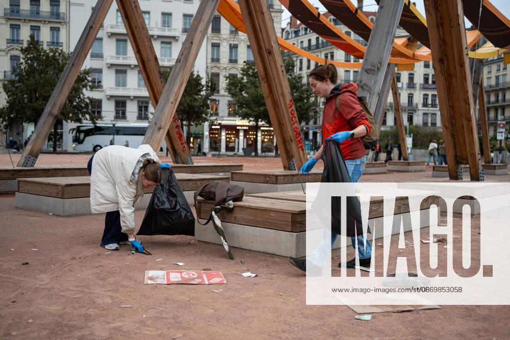 Vandalism following the protest against the high cost of living in Lyon on October 18, 2026 Nicolas Liponne MAXPPP Lyon 10 18 2026 People are cleaning up Place Bellecour, the day after the riots that broke out during the October 17 protest against the high cost of living in Lyon, on October 18, 2026 People are cleaning up Place Bellecour the day after the riots that broke out during the October 17 protest against the high cost of living in Lyon, on October 18, 2026 Lyon Auvergne-Rhône-Alpes France