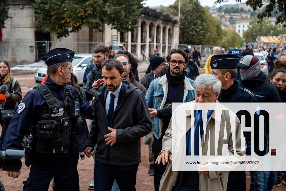 Vandalism following the protest against the high cost of living in Lyon on October 18, 2026 Nicolas Liponne MAXPPP Lyon 10 18 2026 Grégory Doucet, mayor of Lyon, Etienne Guyot, prefect of the Rhône department, in front of the burned-out tourist office, the day after the riots that broke out during the October 17 protest against the high cost of living in Lyon, on October 18, 2026 Grégory Doucet, mayor of Lyon, and Etienne Guyot, prefect of the Rhône department, stand in front of the burned-out tourist office the day after the riots that broke out during the October 17 protest against the high cost of living in Lyon, on October 18, 2026 Lyon Auvergne-Rhône-Alpes France