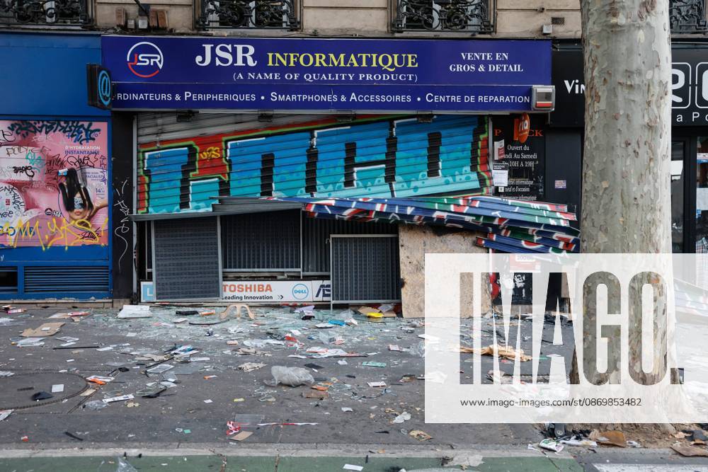 PARIS DAMAGE FROM THE OCTOBER 17, 2026 RIOTS PHOTOPQR LE PARISIEN Olivier Corsan Paris, October 18, 2026 Paris, France, October 18, 2026 This morning, Parisians and tourists discovered the damage and looting of stores that took place the previous day in the capital during the riots on the fringes of the October 17, 2026, demonstration organized by the Yellow Vests against the high cost of living and high school students demanding more resources for education, as seen here on Boulevard Magenta. Photo: LP Olivier Corsan. The day of mobilization on October 17 against the high cost of living was marked by scenes of urban guerrilla warfare and looting in many cities. The Prime Minister reported 1,200 arrests and 150 police officers and gendarme