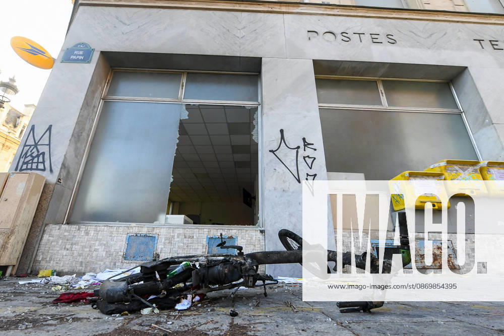 Images of the damage in the aftermath of the October 17, 2026, protests in Paris, Strasbourg-Saint-Denis. The day after violent clashes between protesters and French police during the demonstration against the high cost of living in Paris, France, on October 18, 2026. Lionel Urman, Bestimage, Paris, France