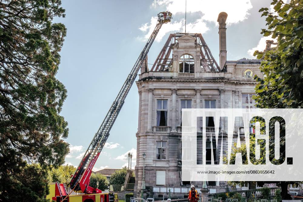 THE DAY AFTER THE OCTOBER 17 PROTESTS PHOTOPQR POPULAIRE DU CENTRE Elise CABANE October 18, 2026 Wide shot of the left facade of Limoges City Hall, damaged by the fire that broke out during the October 17 October 2026. The day of mobilization on October 17 against the high cost of living was marked by scenes of urban guerrilla warfare and looting in many cities across France