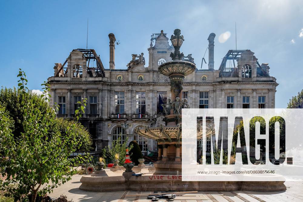 THE DAY AFTER THE OCTOBER 17 PROTESTS PHOTOPQR POPULAIRE DU CENTRE Elise CABANE October 18, 2026 Wide shot of Limoges City Hall, damaged by the fire that broke out during the October 17, 2026 in Limoges, Haute-Vienne, Nouvelle-Aquitaine, France, on October 18, 2026. The day of mobilization on October 17 against the high cost of living was marked by scenes of urban guerrilla warfare and looting in many cities across France