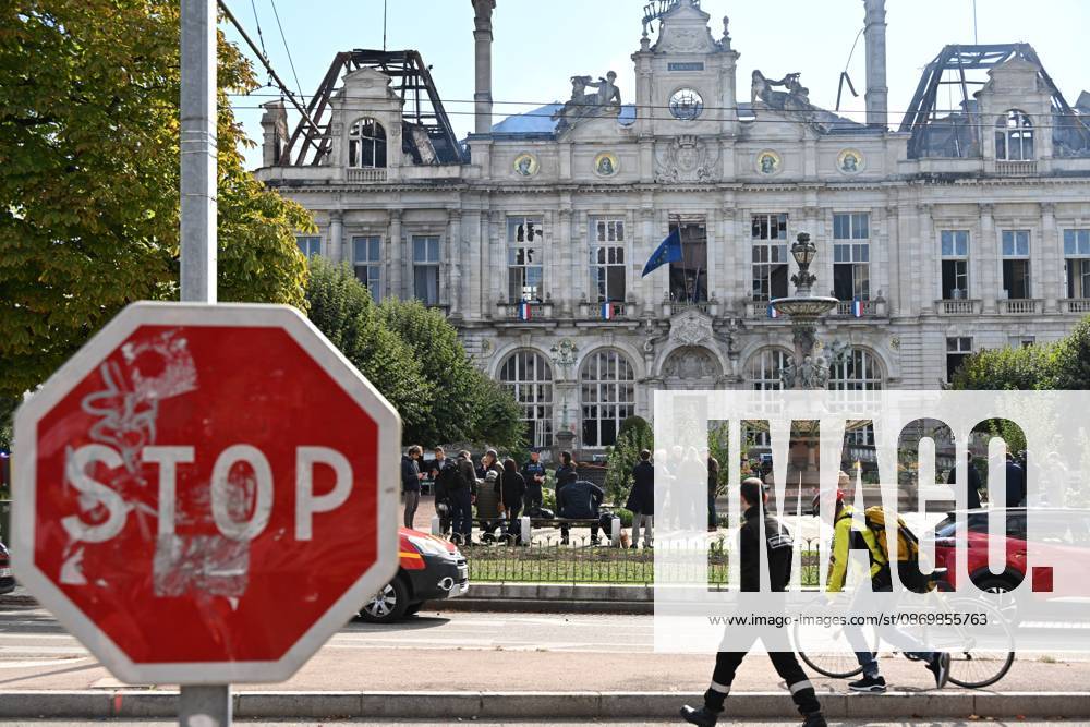 THE DAY AFTER THE OCTOBER 17 PROTESTS PHOTOPQR POPULAIRE DU CENTRE Stéphane Lefèvre October 18, 2026 FIRE AT LIMOGES CITY HALL RIOT PROTEST IN LIMOGES ON OCTOBER 18, 2026 PHOTO BY STEPHANE LEFEVRE The day of mobilization on October 17 against the high cost of living was marked by scenes of urban guerrilla warfare and looting in many cities across France