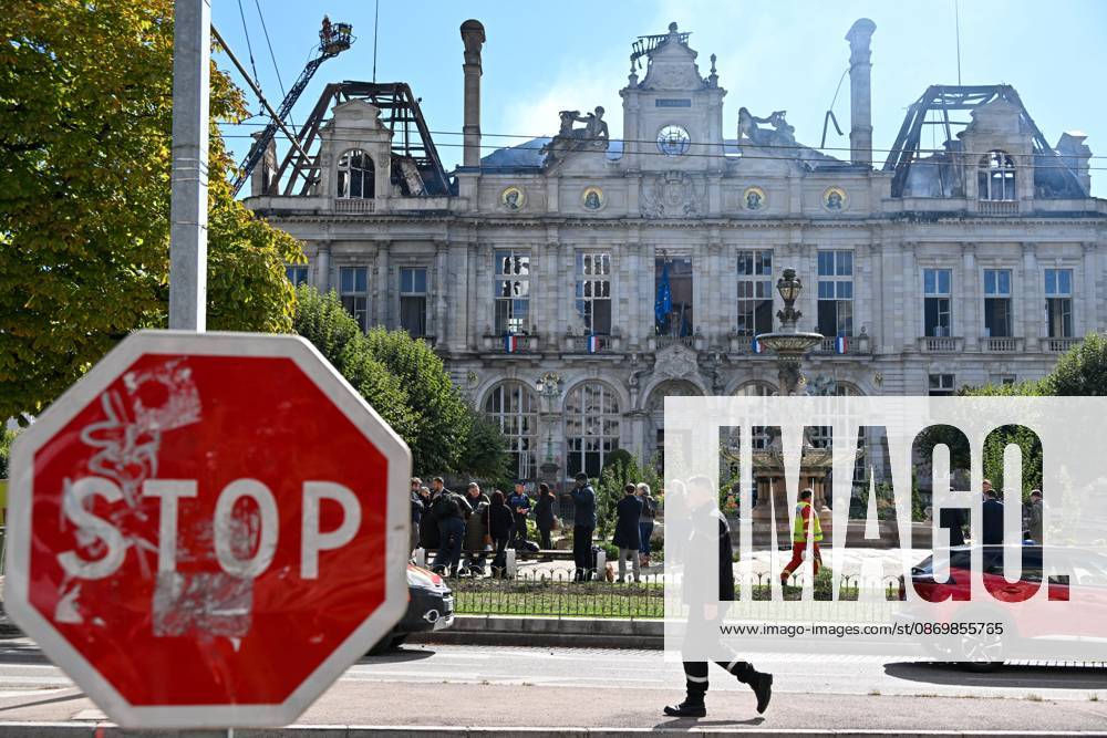 THE DAY AFTER THE OCTOBER 17 PROTESTS PHOTOPQR POPULAIRE DU CENTRE Stéphane Lefèvre October 18, 2026 FIRE AT LIMOGES CITY HALL RIOT PROTEST IN LIMOGES ON OCTOBER 18, 2026 PHOTO BY STEPHANE LEFEVRE The day of mobilization on October 17 against the high cost of living was marked by scenes of urban guerrilla warfare and looting in many cities across France