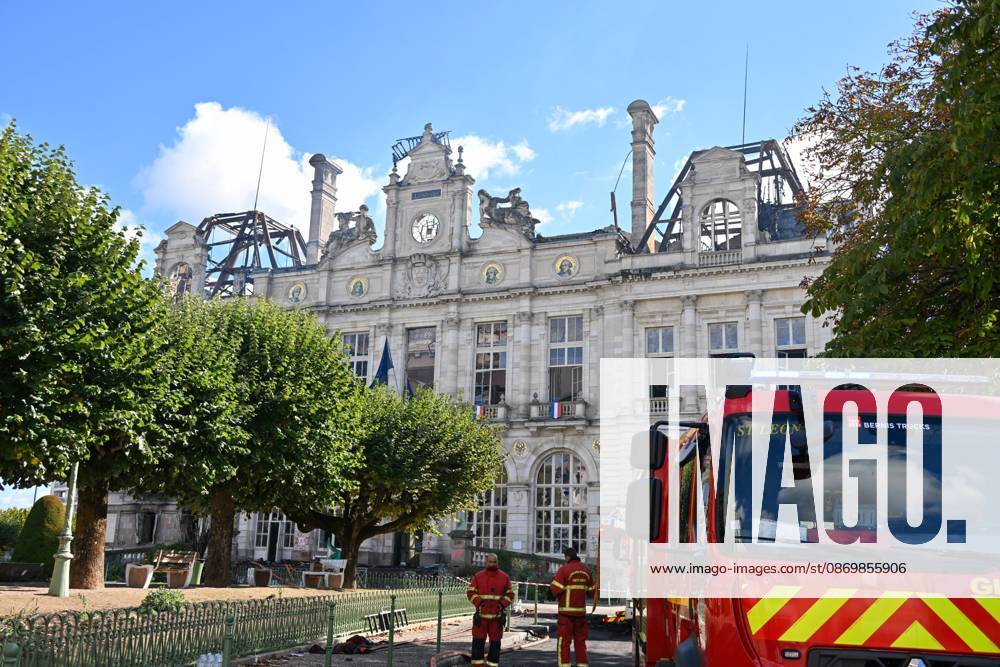 THE DAY AFTER THE OCTOBER 17 PROTESTS PHOTOPQR POPULAIRE DU CENTRE Stéphane Lefèvre October 18, 2026 FIRE AT LIMOGES CITY HALL RIOT PROTEST IN LIMOGES ON OCTOBER 18, 2026 PHOTO BY STEPHANE LEFEVRE The day of mobilization on October 17 against the high cost of living was marked by scenes of urban guerrilla warfare and looting in many cities across France
