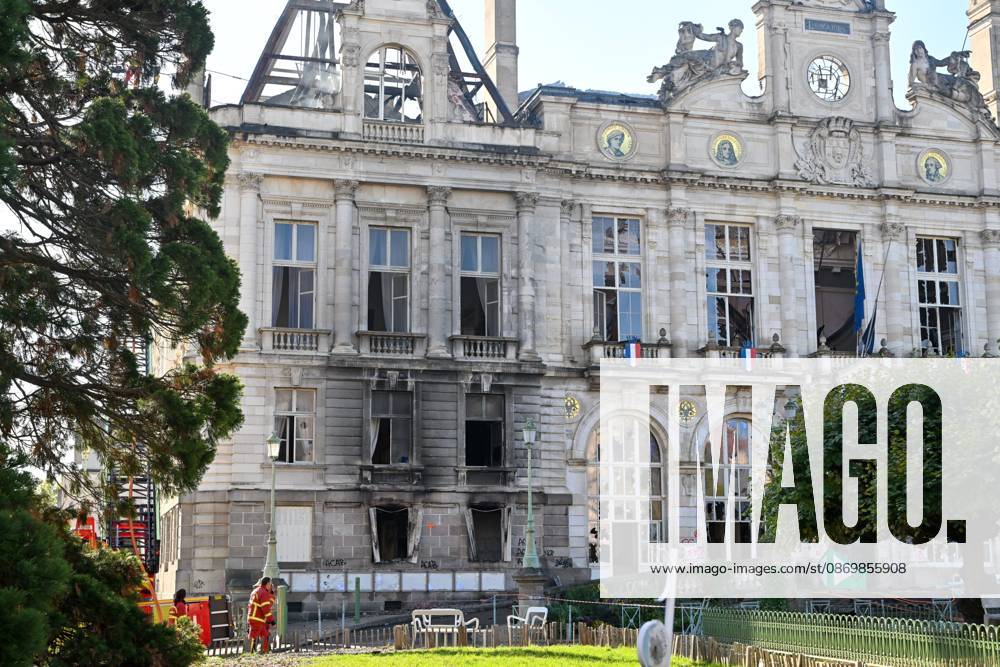 THE DAY AFTER THE OCTOBER 17 PROTESTS PHOTOPQR POPULAIRE DU CENTRE Stéphane Lefèvre October 18, 2026 FIRE AT LIMOGES CITY HALL RIOT PROTEST IN LIMOGES ON OCTOBER 18, 2026 PHOTO BY STEPHANE LEFEVRE The day of mobilization on October 17 against the high cost of living was marked by scenes of urban guerrilla warfare and looting in many cities across France