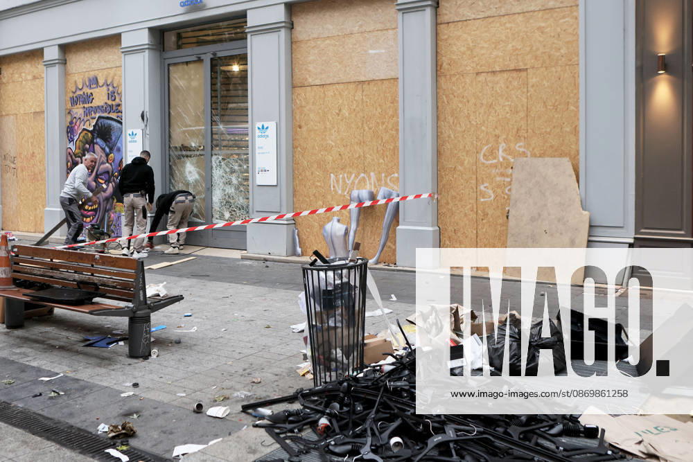 Illustration, October 18, 2026, showing the aftermath of the previous day’s protest in Lyon. As a continuation of the high school student movement, the October 17, 2026, protest against the high cost of living was intended to bring together the struggles of high school students, retirees, and former Yellow Vests —a convergence that was ultimately overshadowed by unprecedented property damage, violence, and looting in Paris and here in the provinces. Pascal Fayolle, Bestimage. On October 18, 2026, the aftermath of the previous day’s demonstration in Lyon was on full display. Intended as a continuation of the high school student movement, the protest against the high cost of living on October 17, 2026, was intended to foster a convergence o