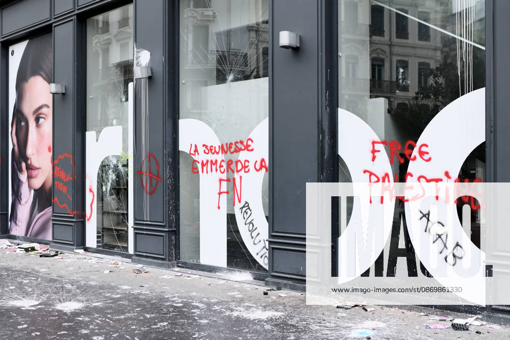 Illustration, October 18, 2026, showing the aftermath of the previous day’s protest in Lyon. As a continuation of the high school student movement, the October 17, 2026, protest against the high cost of living was intended to bring together the struggles of high school students, retirees, and former Yellow Vests —a convergence that was ultimately overshadowed by unprecedented property damage, violence, and looting in Paris and here in the provinces. Pascal Fayolle, Bestimage. On October 18, 2026, the aftermath of the previous day’s demonstration in Lyon was on full display. Intended as a continuation of the high school student movement, the protest against the high cost of living on October 17, 2026, was intended to foster a convergence o