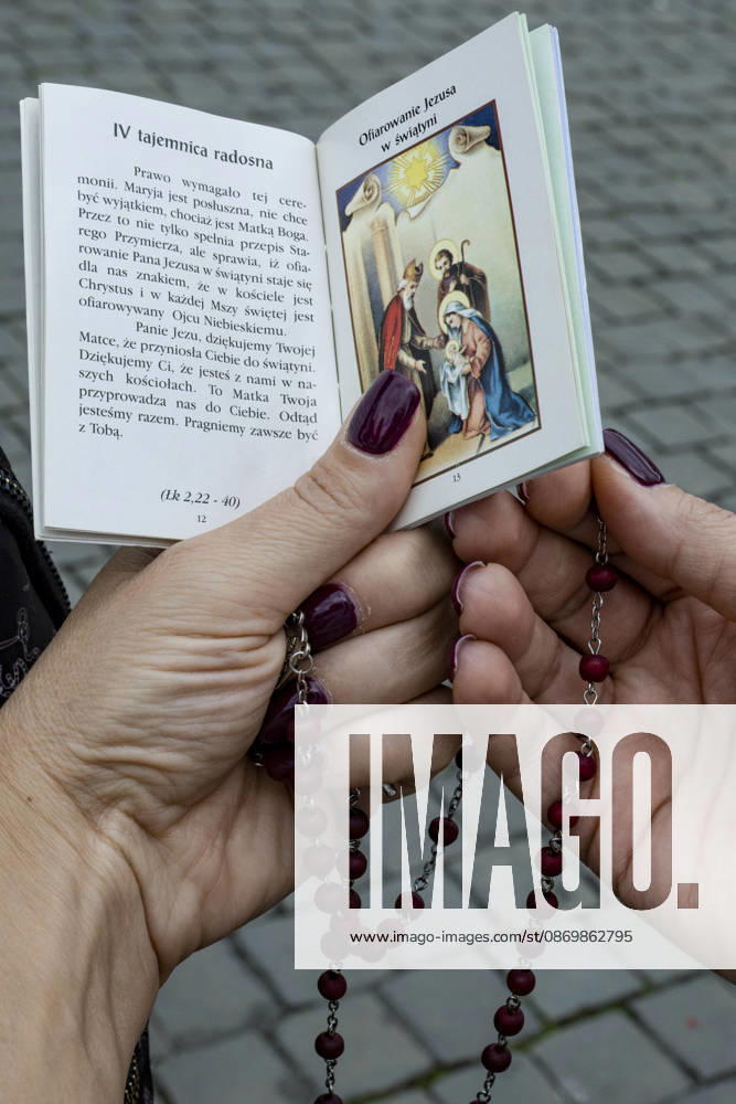 ITALY - POPE - VATICAN-2026 10 18 Italy, Rome, Vatican, October 18, 2026 People as Pope Leo XIV is from the window of the Apostolic Palace overlooking St. Peters Square during the Angelus prayer, one day after his return to the Vatican on October Photo by ALESSIA GIULIANI Catholic Press Photo - NO BOOKS