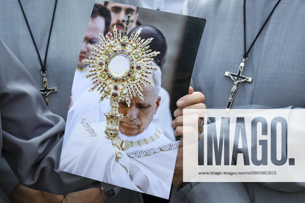 ITALY - POPE - VATICAN-2026 10 18 Italy, Rome, Vatican, October 18, 2026 People as Pope Leo XIV is from the window of the Apostolic Palace overlooking St. Peters Square during the Angelus prayer, one day after his return to the Vatican on October Photo by ALESSIA GIULIANI Catholic Press Photo - NO BOOKS