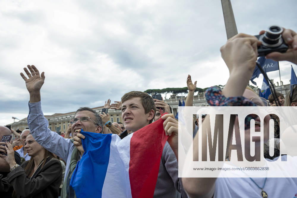 ITALY - POPE - VATICAN-2026 10 18 Italy, Rome, Vatican, October 18, 2026 French people as Pope Leo XIV is from the window of the Apostolic Palace overlooking St. Peters Square during the Angelus prayer, one day after his return to the Vatican on October Photo by ALESSIA GIULIANI Catholic Press Photo - NO BOOKS